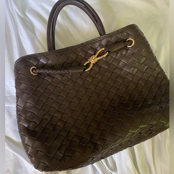 Handbags - NWOT Brown Woven Faux Leather Handbag
